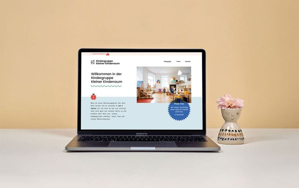 Kindergruppe Kinderraum Webseite auf einem illustrierten Laptop