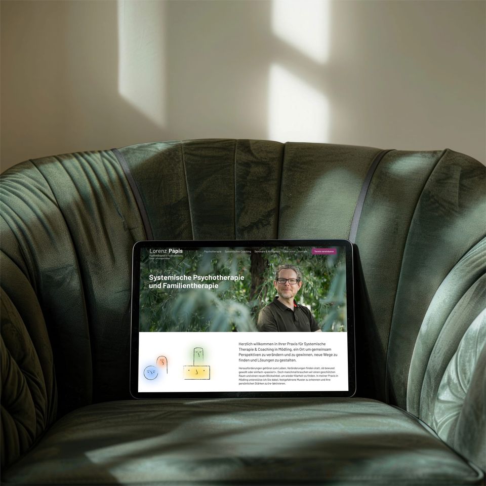 Laptop auf einem grünen Sessel mit der Webseite von Lorenz Papis