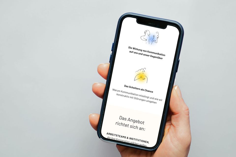 Smartphone in der Hand mit Illustrationen der Webseite von Lorenz Papis