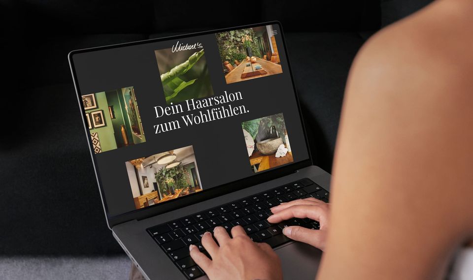 Laptop mit der Startseite von Michael's Friseur