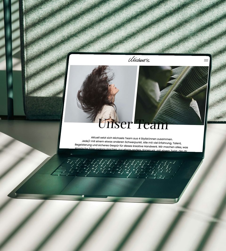 Laptop mit der Seite »Unser Team« von Michael's Friseur