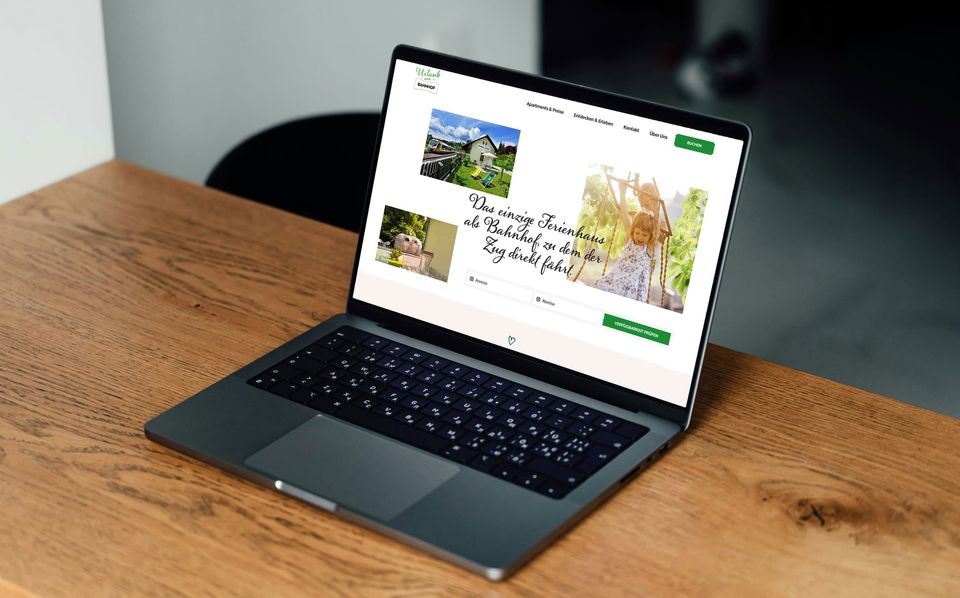Laptop mit der Startseite von Urlaub am Bahnhof